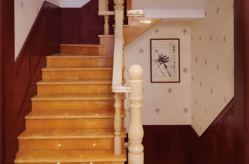 绿园中式别墅室内汉白玉石楼梯的定制安装装饰效果